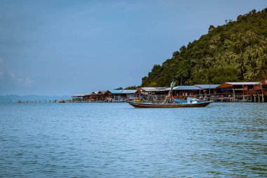 Chumphon Tayland Ocak 2020, limanda balıkçı tekneleri yelken açmaya, balık ve yengeç yakalamaya hazırlanıyor.