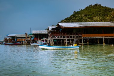 Koh Pitak Adası Chumphon Tayland Ocak 2019, ahşap evdeki tropik adada balıkçı köyü.