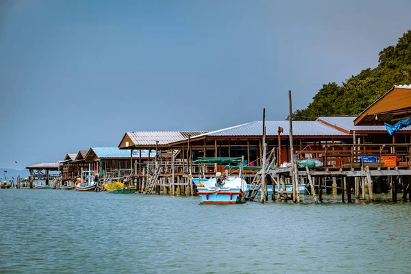 Koh Pitak Island Chumphon Thailand Januari 2019, Vissersdorp op het tropische eiland op houten huis — Stockfoto