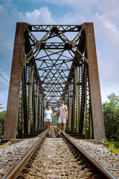 Ferrocarril Lang Suan sobre el río en Chumphon Tailandia, pareja caminando por la carretera ferroviaria — Foto de Stock