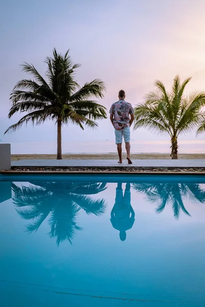 Chumphon Tailândia, guywatching pôr do sol na praia na Tailândia, homens na praia — Fotografia de Stock