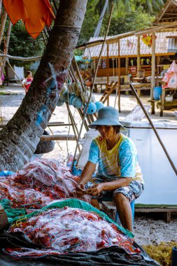 Koh Pitak Adası Chumphon Tayland Ocak 2019, ahşap evdeki tropik adada balıkçı köyü.
