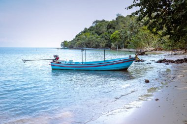 Chumphon Tayland Ocak 2020, limanda balıkçı tekneleri yelken açmaya, balık ve yengeç yakalamaya hazırlanıyor.