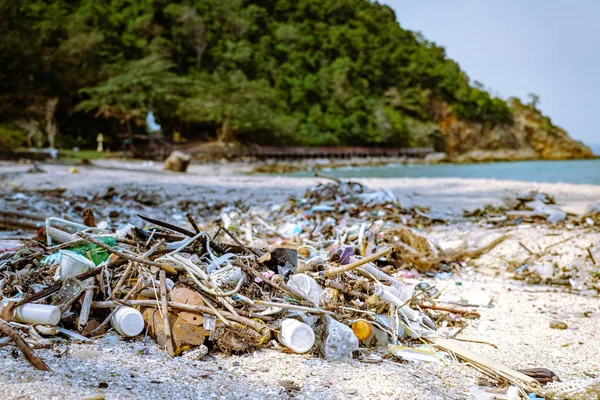 Plástico en la playa de una isla tropical en Tailandia — Foto de Stock