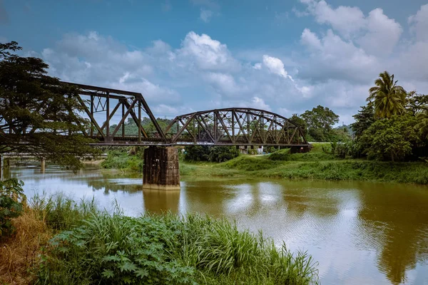 Ferrocarril Lang Suan sobre el río en Chumphon Tailandia — Foto de Stock