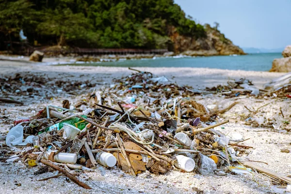Plastic on the beach of an tropical Island in Thailand — ストック写真