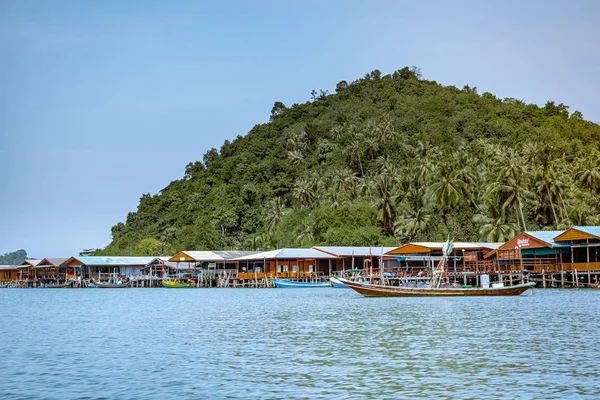 Chumphon Таиланд январь 2020 года, рыбацкие лодки в гавани готовятся к плаванию и ловить рыбу и крабов — стоковое фото