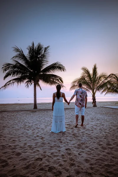 Chumphon Thailandia, coppia che guarda il tramonto sulla spiaggia in Thailandia — Foto Stock