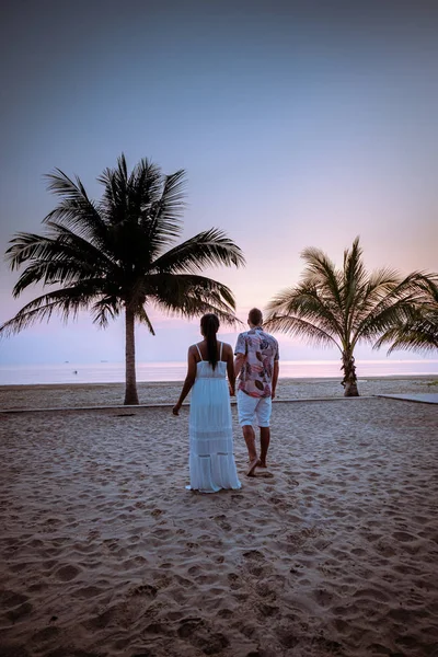 Chumphon Thajsko, pár sledující západ slunce na pláži v Thajsku — Stock fotografie