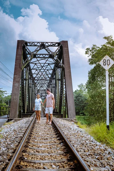 Ferrocarril Lang Suan sobre el río en Chumphon Tailandia, pareja caminando por la carretera ferroviaria — Foto de Stock