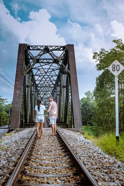 Ferrocarril Lang Suan sobre el río en Chumphon Tailandia, pareja caminando por la carretera ferroviaria — Foto de Stock