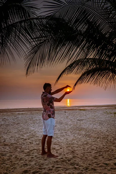 Chumphon Tailandia, guywatching puesta de sol en la playa en Tailandia, los hombres en la playa — Foto de Stock