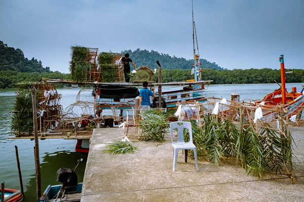 Chumphon Tailandia enero 2020, barcos de pesca en el puerto preparándose para navegar y capturar peces y cangrejos —  Fotos de Stock
