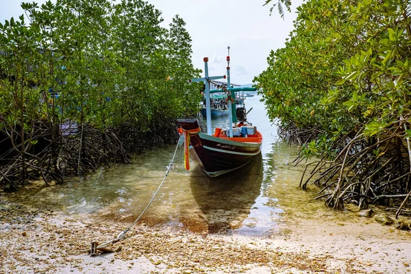 Koh pitak island chumphon thailand januar 2019, Fischerdorf auf der tropischen Insel auf Holzhaus — Stockfoto