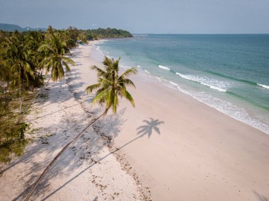 Tayland Chumphon bölgesindeki Thun Wua Laen plajı, yukarıdan beyaz kum ve palmiye ağaçlarıyla kumsaldan drone görüntüsü