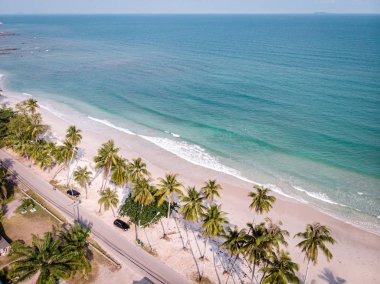 Tayland Chumphon bölgesindeki Thun Wua Laen plajı, yukarıdan beyaz kum ve palmiye ağaçlarıyla kumsaldan drone görüntüsü