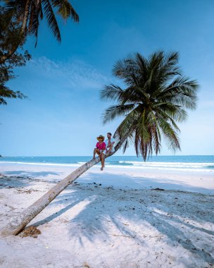 Wua Laen plajı Chumphon bölgesi Tayland, plajda asılı duran palmiye ağacı ve Tayland 'da tatil yapan bir çift.