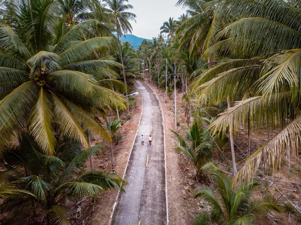 Thung Tako , Chumphon Thailand, palm trees from above at the southern part of Thaialnd, couple on the road — Stock Photo, Image