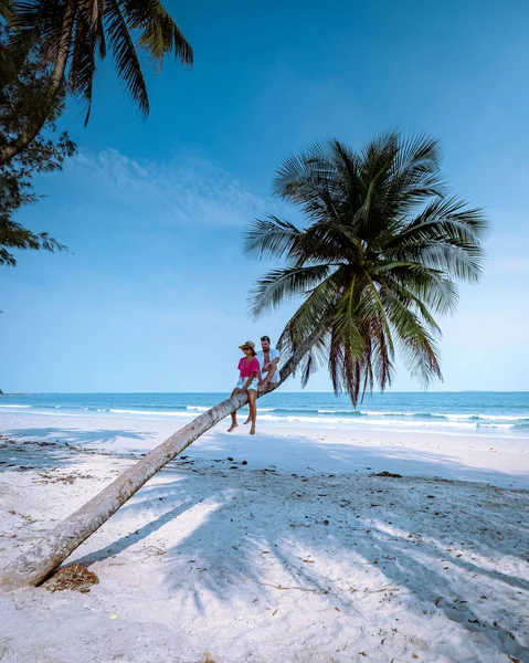 Wua Laen Strand Chumphon Bereich Thailand, Palme hängt über dem Strand mit Paar im Urlaub in Thailand — Stockfoto