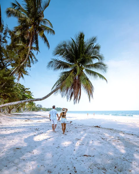 Wua Laen Strand Chumphon Bereich Thailand, Palme hängt über dem Strand mit Paar im Urlaub in Thailand — Stockfoto