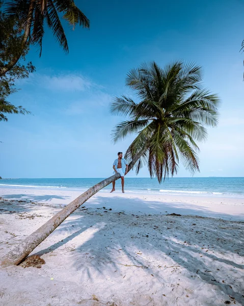 Wua Laen beach Chumphon area Thailand, palm tree hanging over the beach with guy on vacation in Thailand — 스톡 사진