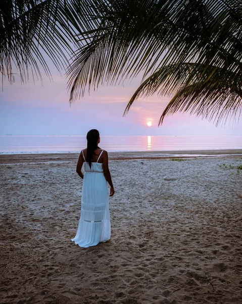 Chumphon Thaiföld, lány nézi naplemente a strandon Thaiföldön, nők a strandon — Stock Fotó