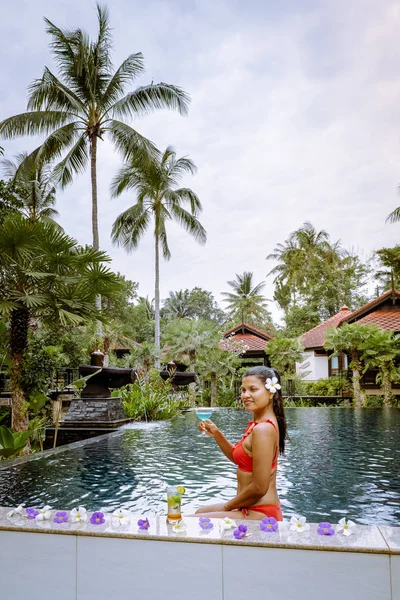 Femme boire des cocktails au bord de la piscine pendant les vacances en Thaïlande — Photo
