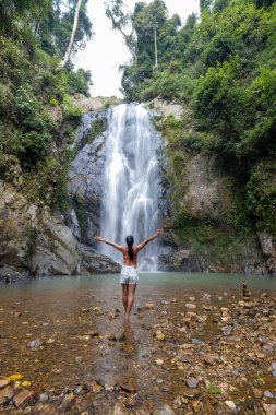 Bir turist Chumphon, Tayland, Klongphrao şelalesi Tayland 'daki şelalenin güzelliğinin tadını çıkarıyor.