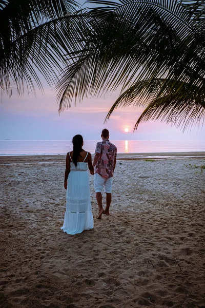 Chumphon Tailandia, pareja viendo atardecer en la playa de Tailandia —  Fotos de Stock