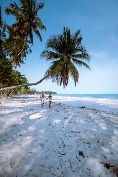 Wua Laen Strand Chumphon Bereich Thailand, Palme hängt über dem Strand mit Paar im Urlaub in Thailand — Stockfoto