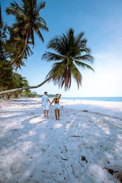 Wua Laen Strand Chumphon Bereich Thailand, Palme hängt über dem Strand mit Paar im Urlaub in Thailand — Stockfoto