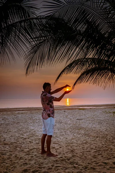 Chumphon Thailand, guywatching sunset on the beach in Thailand, men on the beach — Stock Photo, Image