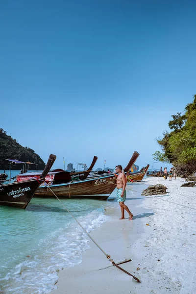 Krabi Tailândia janeiro 2019, pessoas turista andando em uma praia tropical branca, Railay praia com no fundo barco de cauda longa cair turista — Fotografia de Stock