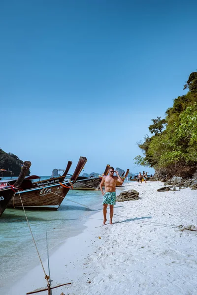 Krabi Thailand Januar 2019, Menschen Touristen zu Fuß auf einem weißen tropischen Strand, Railay Strand mit im Hintergrund Lontail Boot Drop off Tourist — Stockfoto