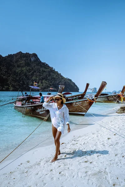 Krabi Tajlandia styczeń 2019, turyści spacerujący po białej, tropikalnej plaży, Railay plaży z na tle Lontail boat drop off turysty — Zdjęcie stockowe