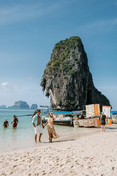 Krabi Tajlandia styczeń 2019, turyści spacerujący po białej, tropikalnej plaży, Railay plaży z na tle Lontail boat drop off turysty — Zdjęcie stockowe