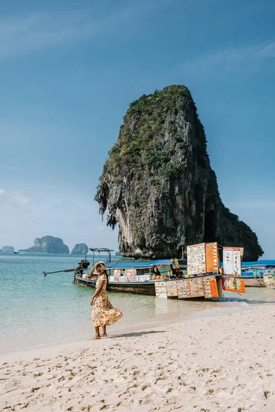 Krabi Thailand Januar 2019, Menschen Touristen zu Fuß auf einem weißen tropischen Strand, Railay Strand mit im Hintergrund Lontail Boot Drop off Tourist — Stockfoto