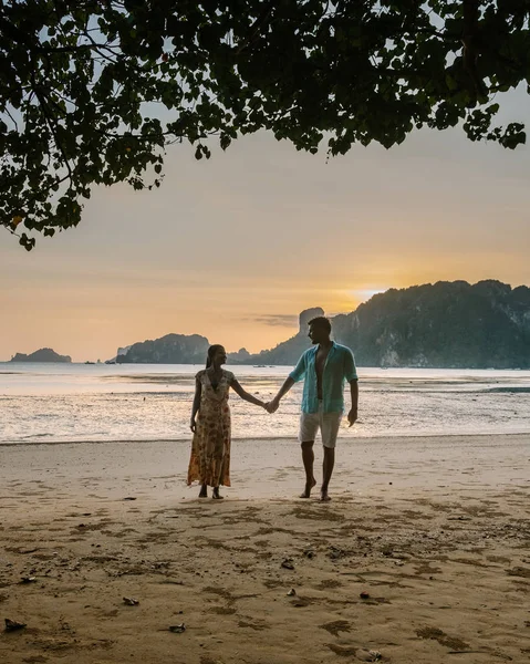 Ζευγάρι κατά τη διάρκεια του ηλιοβασιλέματος στην παραλία Krabi Ταϊλάνδη, άνδρες και γυναίκες βλέποντας το ηλιοβασίλεμα στην Ao Nam Mao παραλία Krabi Ao Nang περιοχή Ταϊλάνδη — Φωτογραφία Αρχείου