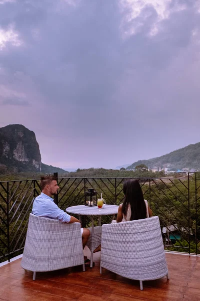 Pár sledující západ slunce ze střešního baru v Krabi Thajsku — Stock fotografie