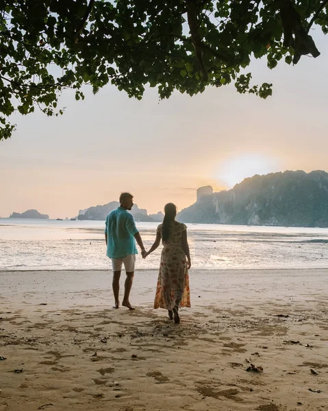 Pareja al atardecer en la playa Krabi Tailandia, hombres y mujeres viendo atardecer en la playa de Ao Nam Mao Krabi Ao Nang Tailandia —  Fotos de Stock