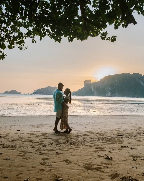 Casal durante o pôr do sol na praia Krabi Tailândia, homens e mulheres assistindo pôr do sol em Ao Nam Mao praia Krabi Ao Nang área Tailândia — Fotografia de Stock