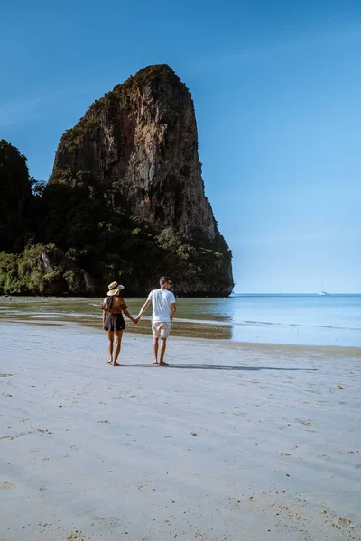 Railay Beach Krabi Thailand Couple Walking Morning Beach Tropical Cliffs — 스톡 사진