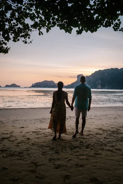 Para Podczas Zachodu Słońca Plaży Krabi Tajlandia Mężczyźni Kobiety Oglądający — Zdjęcie stockowe