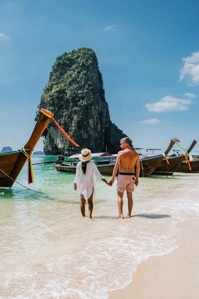 Railay Beach Krabi Tailandia Pareja Caminando Por Mañana Playa Con — Foto de Stock