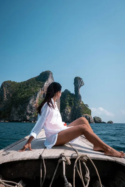 Railay Beach Krabi Thailand, vrouw op vakantie in tropisch Thailand, met tropische kliffen en lange staart boten — Stockfoto