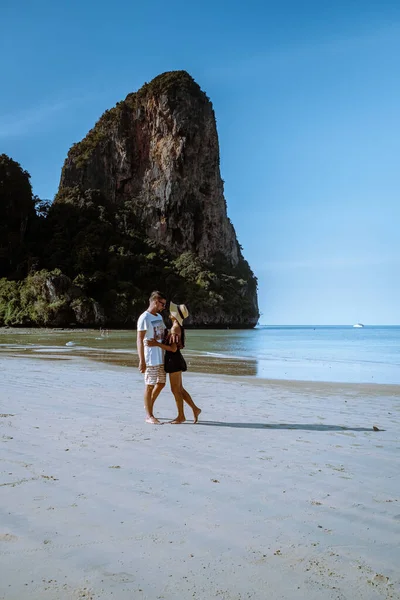 Railay Beach Krabi Thailand Couple Walking Morning Beach Tropical Cliffs — 스톡 사진