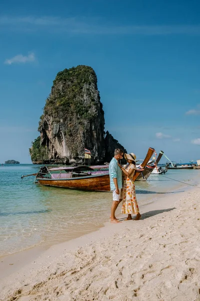 Railay Beach Krabi Tailandia Pareja Caminando Por Mañana Playa Con — Foto de Stock