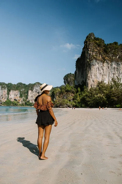 Persone Turista Piedi Una Spiaggia Tropicale Bianca Railay Spiaggia Con — Foto Stock