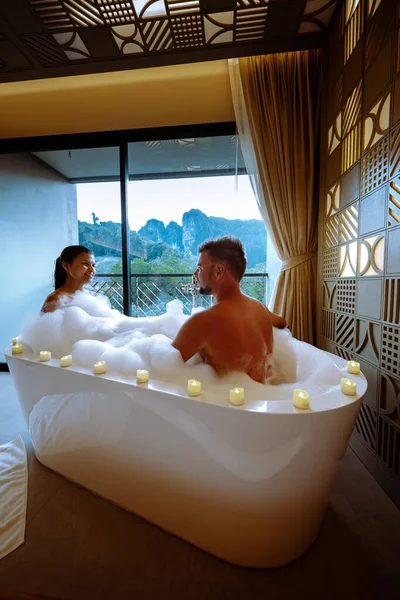 Paar Bad Kijken Naar Zonsondergang Bad Badkamer Tijdens Vakantie Thailand — Stockfoto