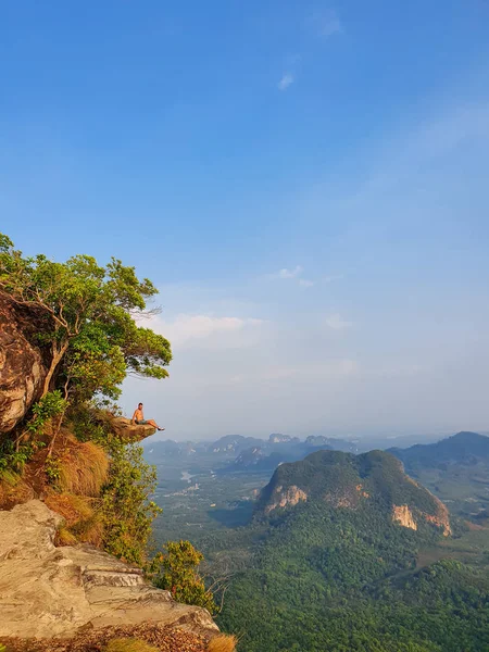 Khao Ngon Nak Nature Trail Krabi Ταϊλάνδη ή Dragon Crest, ο άνθρωπος σκαρφάλωσε σε μια άποψη στην κορυφή ενός βουνού στην Κράμπι της Ταϊλάνδης — Φωτογραφία Αρχείου